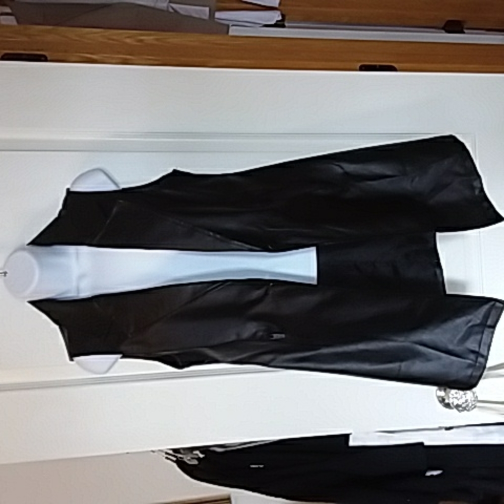 Faux leather vest black one button